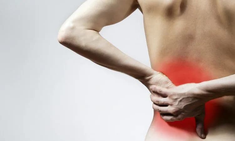 Kolka nerkowa objawy: jak rozpoznać ból i uniknąć niebezpieczeństw