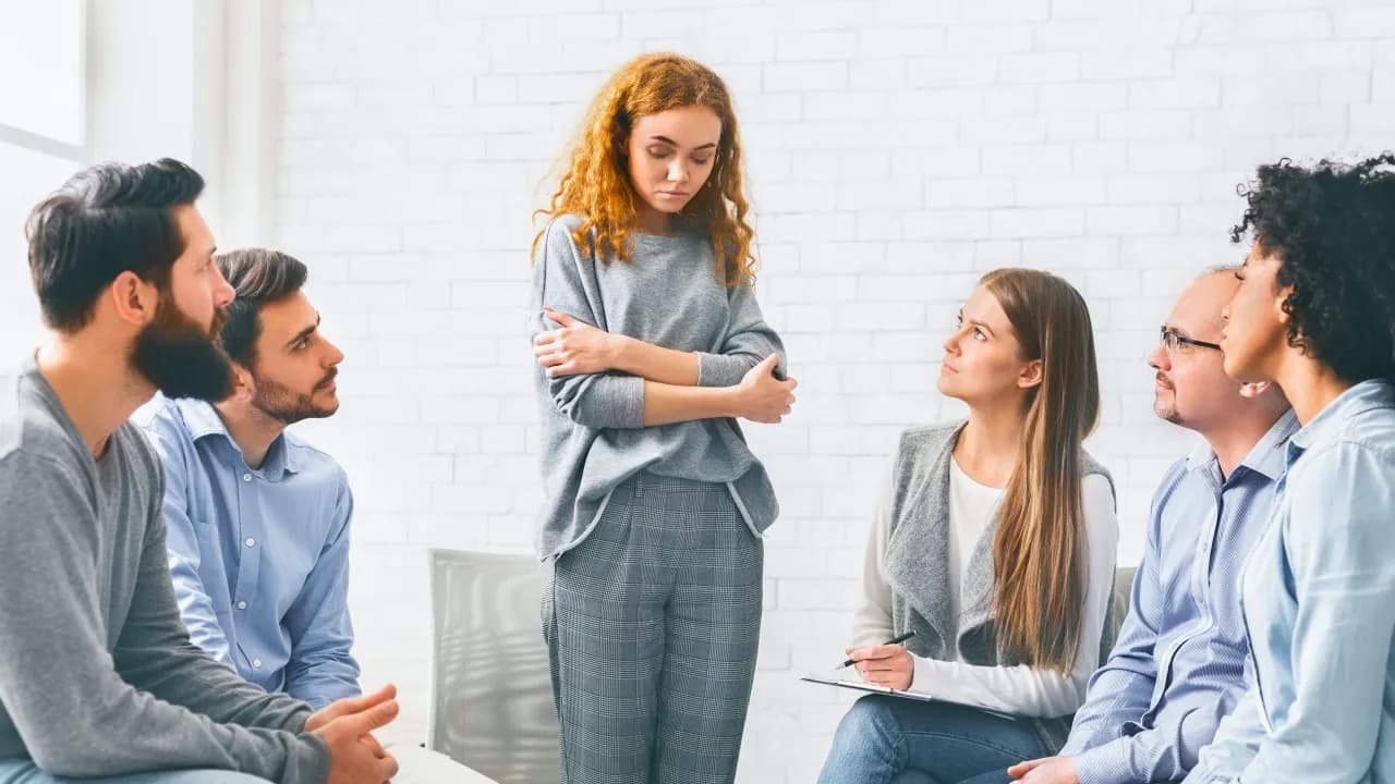 Terapia uzależnień stacjonarna vs ambulatoryjna: którą formę wybrać?